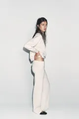 Pantalón de tiro medio con cintura ancha doblada y pierna ancha, confeccionado en tejido de punto con mezcla de algodón.