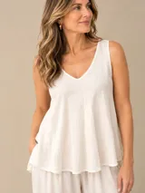 Musculosa de satén color negro, con escote en V y diseño evasé de corte amplio.