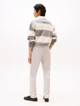 Pantalón chino Tommy Hilfiger modelo Denton de sarga de algodón, color gris claro, de corte recto, con cierre de cremallera y botón, bolsillos diagonales y traseros.