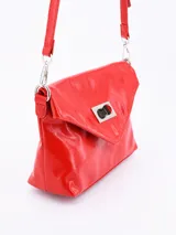 Bandolera roja de cuero sintético con solapa y cierre metálico plateado.
