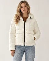 Campera puffer liviana color blanco, acolchada y de calce relajado, con capucha, cierre frontal con cremallera negra, cordones regulables y bolsillos delanteros con solapa.