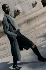 Bermuda larga color marrón oscuro, tiro medio, con pinzas frontales y cinturón de textura animal print plateado.