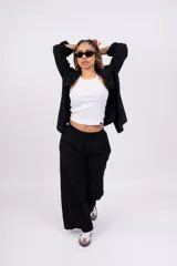 Pantalón palazzo blanco con cintura elástica.