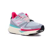 Championes de running Diadora Atomo V7000, color gris con detalles en fucsia, turquesa y blanco. Cuentan con suela de goma y cordones bicolores.