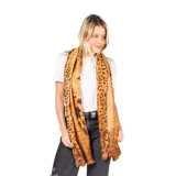 Pashmina rectangular color camel con estampado floral multicolor, terminada en pompones decorativos.