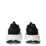 Championes Umbro Dynamen para mujer, en color negro con detalles en celeste y suela blanca.