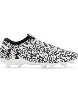Championes de fútbol Under Armour Magnetico Select 5 FG con capellada de piel sintética en color blanco y negro con patrón geométrico pixelado, suela de TPU con tacos cónicos y cordones blancos.