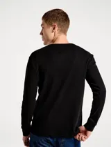 Camiseta de manga larga con textura tipo waffle, cuello redondo y puños acanalados.