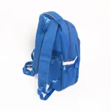 Mochila escolar de color azul con detalles en beige. Cuenta con un compartimento principal amplio, un bolsillo frontal con cierre y una solapa con hebillas ajustables. Incluye bolsillos laterales y asa superior reforzada.
