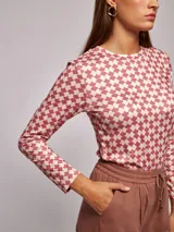 T-shirt de manga larga con estampado geométrico en tonos rosados y blancos, cuello redondo y corte regular fit.