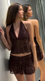 Top halter marrón con escote en V, adornado con lentejuelas brillantes y diseño fluido.