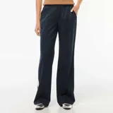 Pantalón azul marino de corte recto con pinzas y una banda blanca vertical en cada lateral.