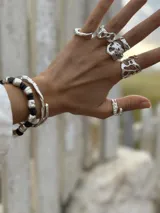 Anillo ancho de plata 925 con diseño calado irregular.