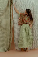 Pollera larga de algodón con diseño de cuadrillé en tono verde, de caída liviana y diseño amplio.