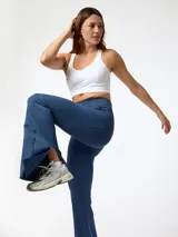 Calza deportiva de corte acampanado color azul, de tiro alto con pretina ancha, confeccionada con tejido elástico de tacto suave y tecnología Aloe Vera.