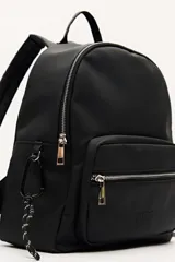 Mochila negra de símil cuero con acabado mate, diseño minimalista y bolsillo frontal con cierre metálico.