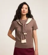 Blusa de ribana color marrón, con cuello redondo ajustado y mangas cortas.