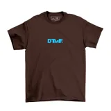 Remera de algodón color marrón con estampa gráfica en la espalda que presenta un diseño ovalado con el texto 'Puerto Rico Seguimo Aquí 2025' y una ilustración de una rana con ropa urbana.