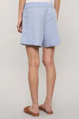 Short de calce regular confeccionado en tejido camisero, con estampado de rayas verticales en tonos celestes, azules y blancos. Cuenta con cintura elástica fruncida y cordón ajustable del mismo material.