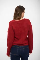 Saco tipo cardigan de punto en color rojo, con escote en V y cierre frontal de botones. Presenta mangas largas y textura suave.