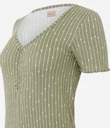 Pijama largo de dos piezas color verde oliva con estampado a rayas. Incluye una remera de manga corta con escote en V y fruncido en el centro del busto, y un pantalón de corte recto con cintura elástica y cordón ajustable.