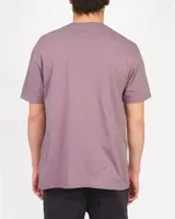 Remera lila de manga corta con cuello redondo y estampa frontal de estilo gráfico y texto en tonos amarillos y negros.