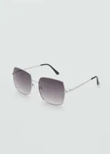 Gafas de sol de diseño cuadrado con montura metálica plateada y cristales degradados en tonos grises.