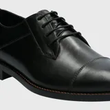 Zapato de vestir formal Hush Puppies modelo Jazz Black, confeccionado en cuero negro con diseño clásico acordonado y costura en la puntera.