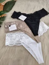 Pack de tres bombachas tipo colaless de encaje y algodón en colores blanco, negro y nude.