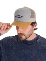 Gorro trucker Caterpillar Diamond de 7 paneles, con frente y visera de color tostado, corona gris melange y malla posterior en tono tostado. Cuenta con parche bordado con el logo de la marca en el frente.