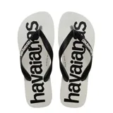 Sandalias tipo ojotas Havaianas con base blanca y estampado de logo en negro. Presentan tiras negras con el logo de la marca en relieve.