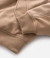 Campera bomber masculina de gamuza sintética color bordó, con cuello camisero, cierre frontal metálico, bolsillos laterales invisibles y rib elástico en puños y ruedo.