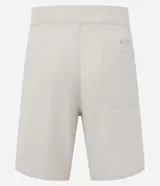 Bermuda de hombre estilo surf, color beige, con cintura fija, cordón contrastante y bolsillo trasero con tirador.