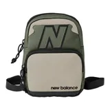 Mochila bandolera New Balance color verde militar y beige con logo "N" en el frente y correa ajustable negra.