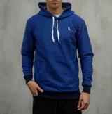 Canguro azul con rayas horizontales negras, capucha con cordones blancos y bolsillo tipo canguro.