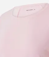 Remera deportiva de manga corta y cuello redondo, confeccionada en tejido técnico de poliamida y elastano. Presenta un diseño liso con costuras laterales y un detalle de recorte en la espalda, ideal para actividades físicas por su ligereza y capacidad de secado rápido.