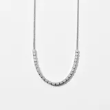 Collar plateado con cadena de eslabones cuadrados.