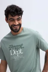 Remera de algodón blanca de manga corta y calce clásico, con estampa central vintage en tonos beige y azul.