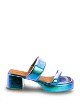 Sandalia de cuero tornasolado con taco forrado y plataforma.