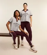 Remera gris de algodón con cuello polo y mangas cortas con ribete bordó. Estampa frontal con texto "Le Sport Paris".