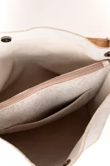 Bolso tipo hobo de cuero con acabado texturizado en tono beige claro, con correa de hombro en cuero liso color suela y herrajes metálicos en bronce envejecido.