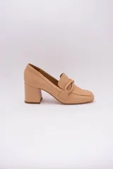 Zapato de cuero rojo con aplique decorativo en el empeine y tacón cuadrado.