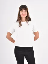 Remera básica de cuello redondo y manga corta, confeccionada en algodón color crema, con corte recto y ajuste cómodo.