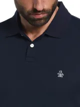 Polo azul marino de tejido interlock suave y durable, con cuello acanalado, tapeta con botones y logo Sticker Pete bordado al pecho.