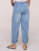 Pantalón tipo jean de corte relajado y pierna ancha, color celeste, con pretina elástica en la espalda, cordón de ajuste frontal y dobladillo en los tobillos.