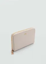 Billetera de tamaño mediano con efecto piel saffiano, cierre de cremallera perimetral y logo metálico en relieve en la parte frontal. Cuenta con múltiples ranuras para tarjetas y un bolsillo interior con cierre.
