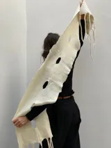 Chalina artesanal de lana merino uruguaya, color crudo, con calados y flecos.