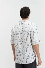 Camisa de manga corta estampada con cuello pijama.
