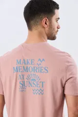 Remera Legacy de algodón color azul, de manga corta y cuello redondo, con pequeño bordado frontal en el pecho.