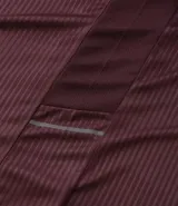 Remera deportiva de corte regular, confeccionada en tejido técnico con tecnología Dry para mayor transpirabilidad. Presenta cuello redondo, mangas cortas y detalles reflectantes y texturizados en los hombros.